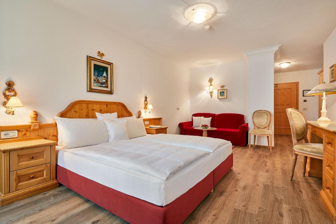 Hotel Table كورفارا إنْ بادِيا المظهر الخارجي الصورة