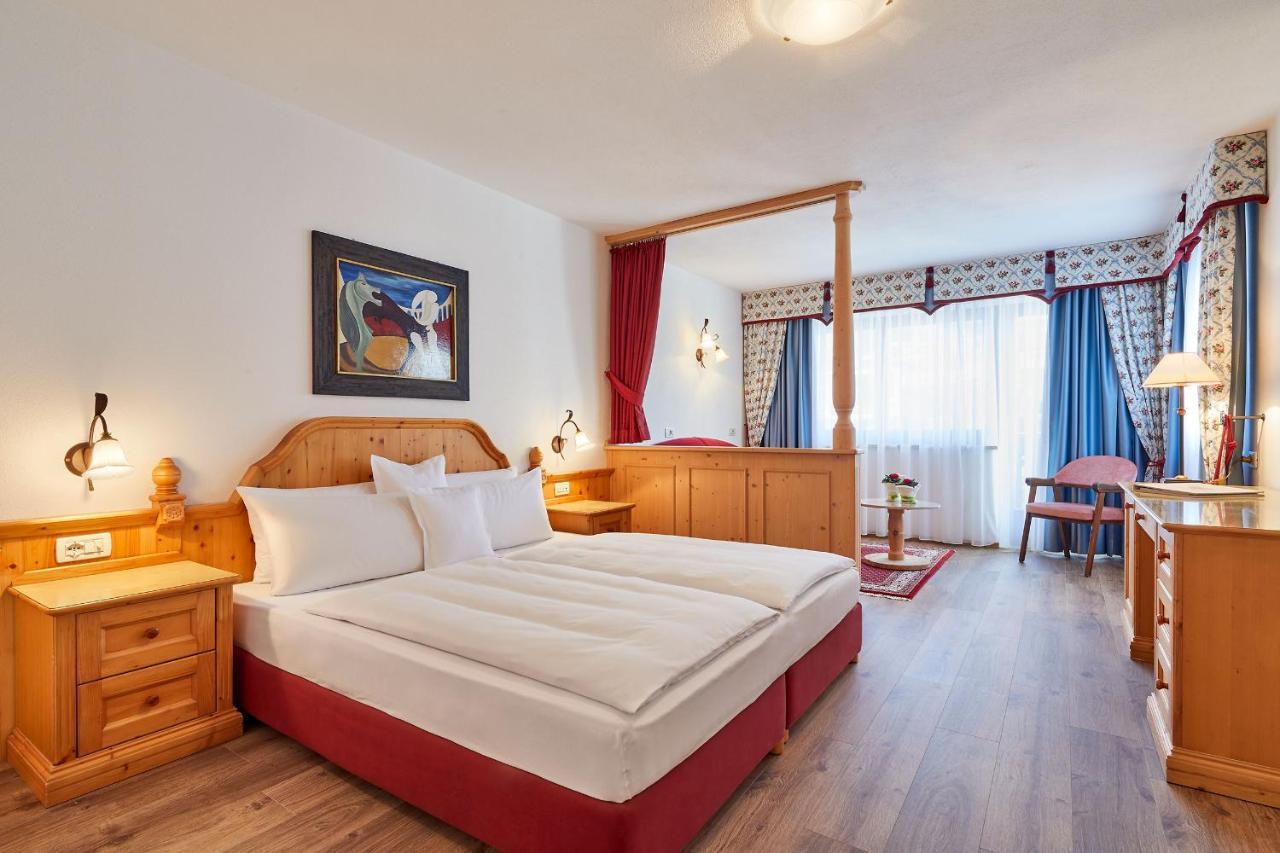 Hotel Table كورفارا إنْ بادِيا المظهر الخارجي الصورة