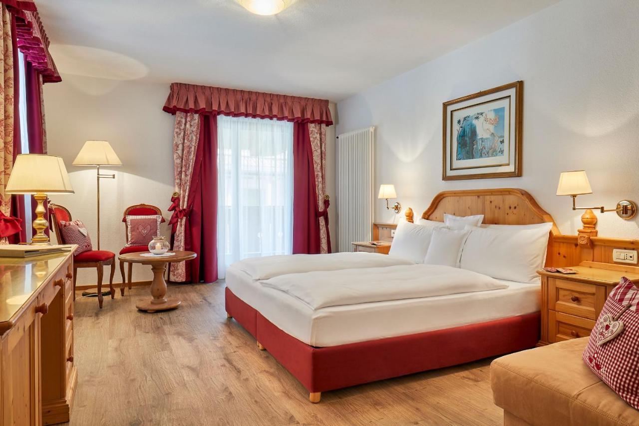 Hotel Table كورفارا إنْ بادِيا المظهر الخارجي الصورة