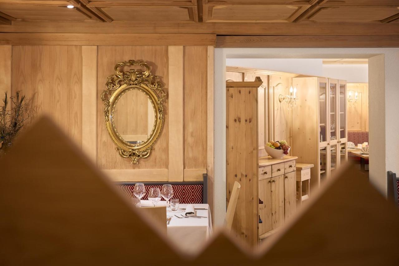 Hotel Table كورفارا إنْ بادِيا المظهر الخارجي الصورة