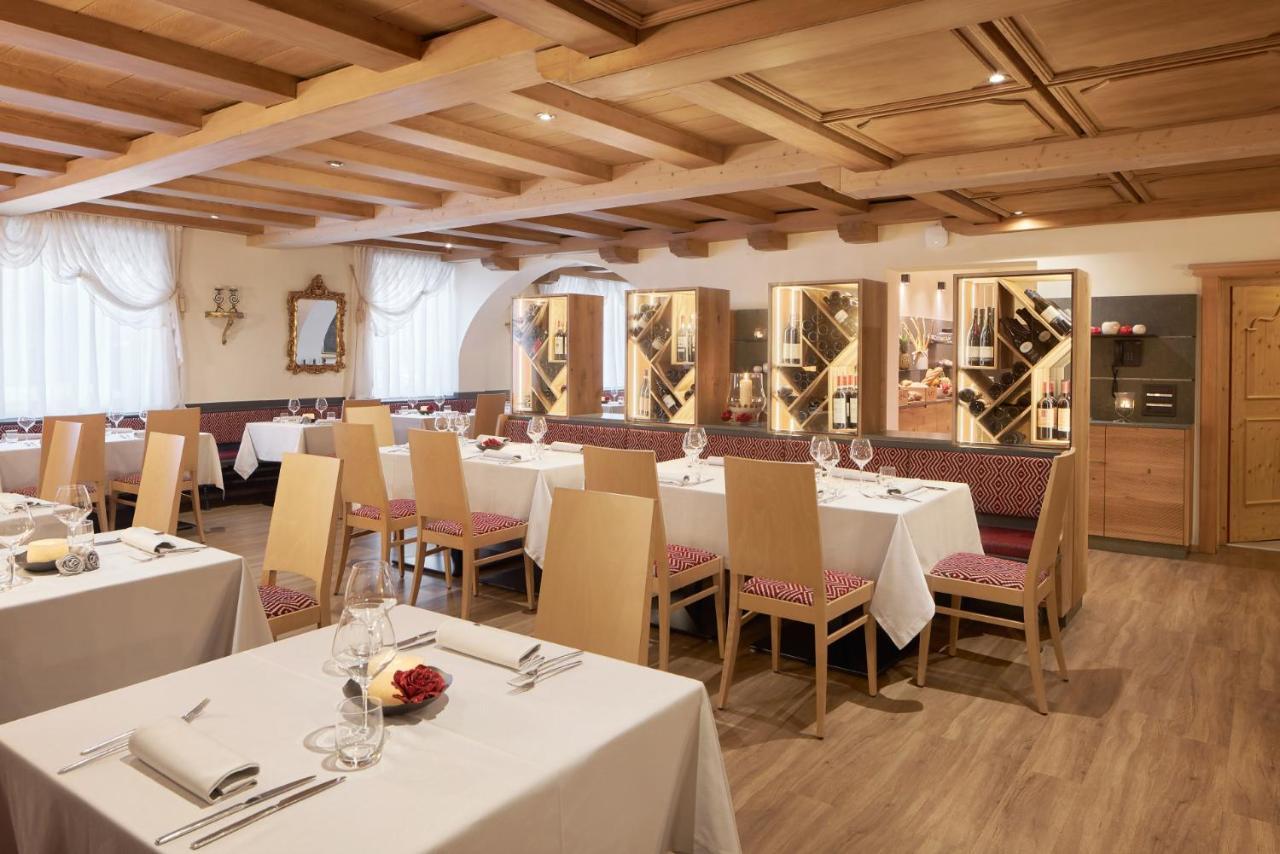 Hotel Table كورفارا إنْ بادِيا المظهر الخارجي الصورة