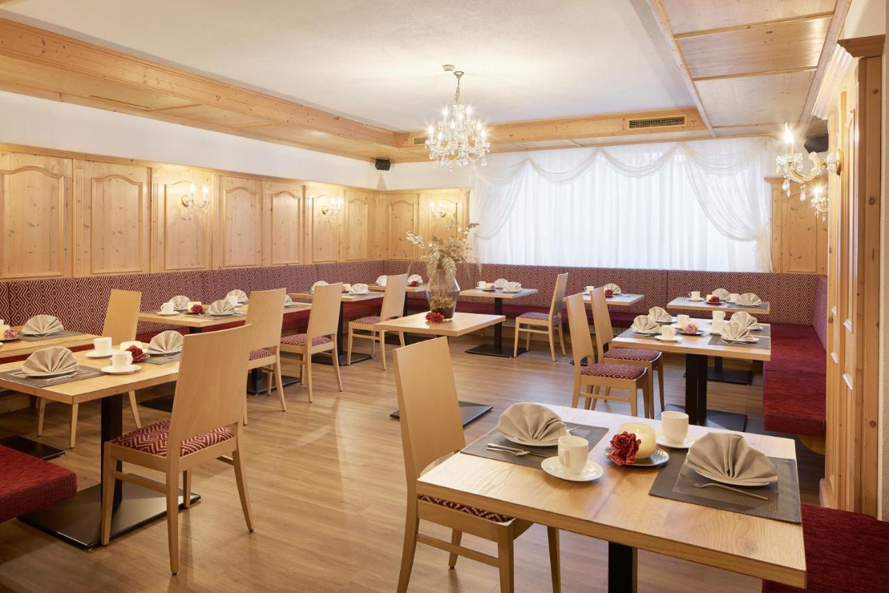 Hotel Table كورفارا إنْ بادِيا المظهر الخارجي الصورة