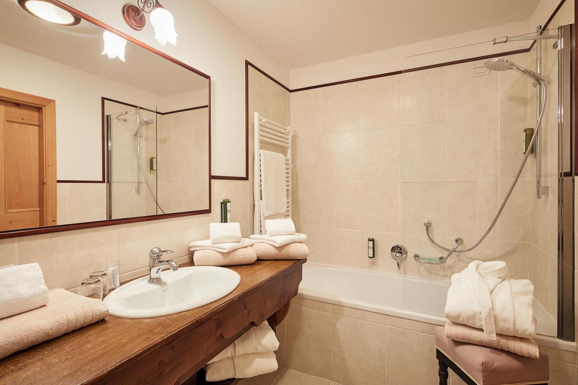 Hotel Table كورفارا إنْ بادِيا المظهر الخارجي الصورة