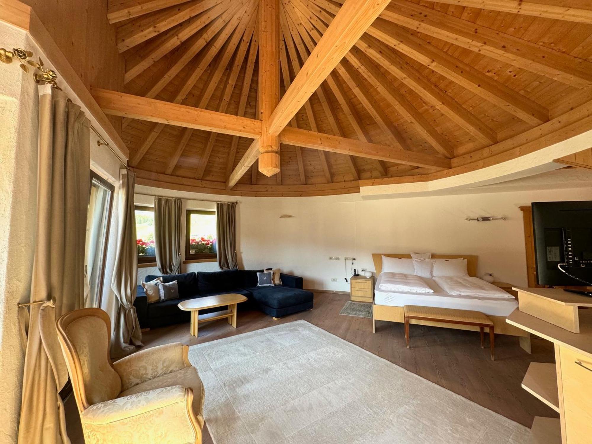 Hotel Table كورفارا إنْ بادِيا المظهر الخارجي الصورة