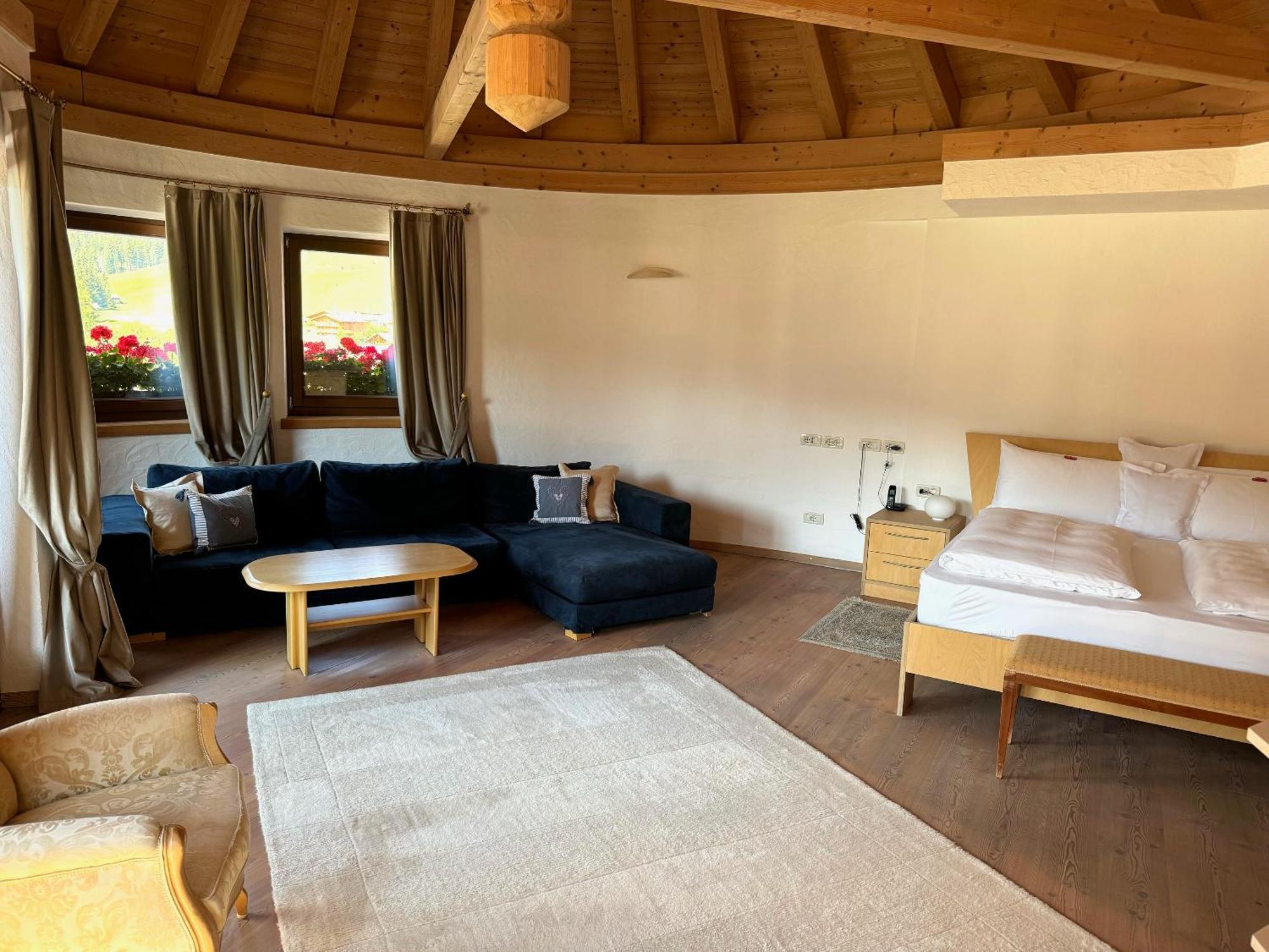 Hotel Table كورفارا إنْ بادِيا المظهر الخارجي الصورة