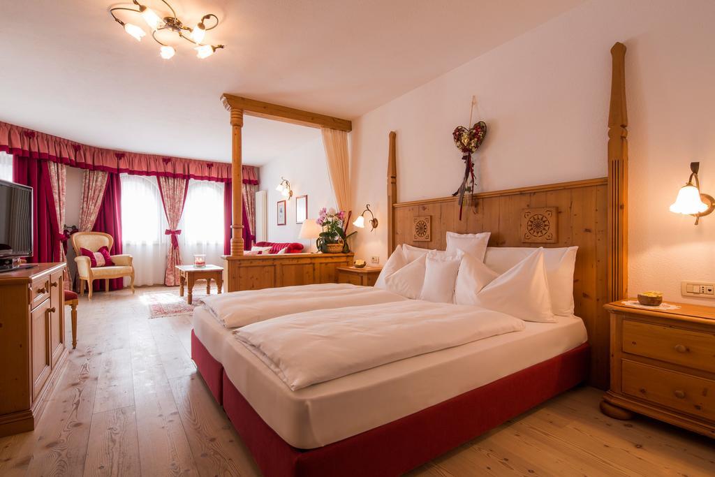 Hotel Table كورفارا إنْ بادِيا المظهر الخارجي الصورة