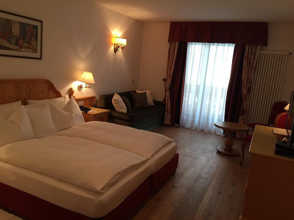 Hotel Table كورفارا إنْ بادِيا المظهر الخارجي الصورة