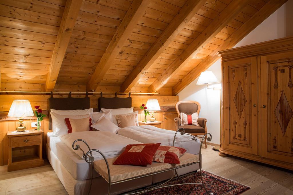 Hotel Table كورفارا إنْ بادِيا الغرفة الصورة