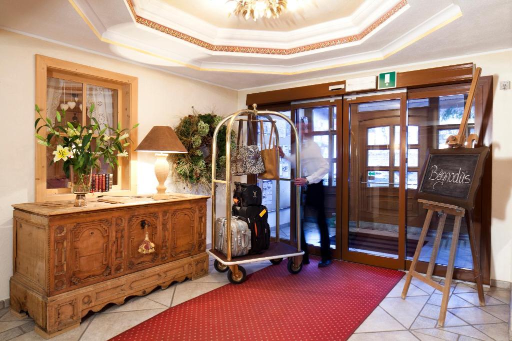 Hotel Table كورفارا إنْ بادِيا المظهر الخارجي الصورة